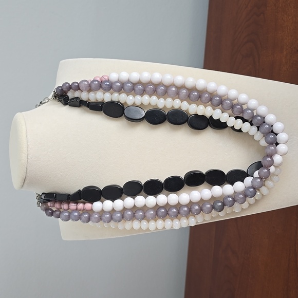 Elegant beaded torsade 4-Strand W&B, purple pink acrylic Necklace - Picture 3 of 10